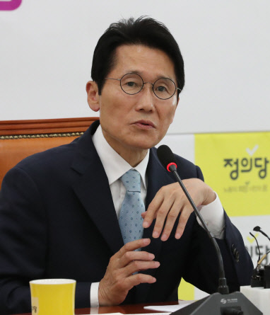 윤소하 정의당 원내대표가 4일 국회에서 열린 연임 기자간담회에서 기자들의 질문에 답하고 있다. 연합뉴스